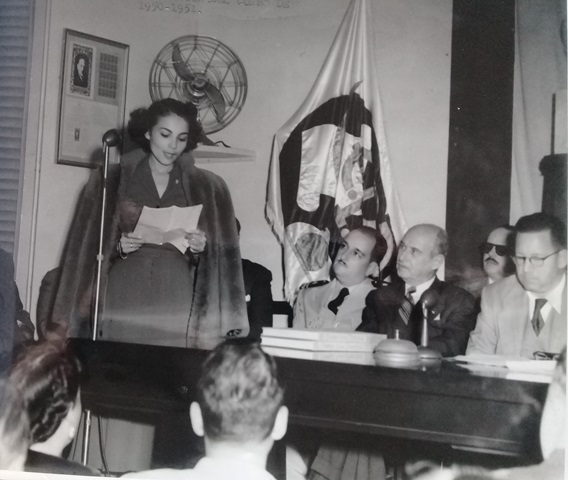 Foto de Entrega de premios en la graduación del curso 1950-1951, Octavio de la Suarée en el extremo derecho.